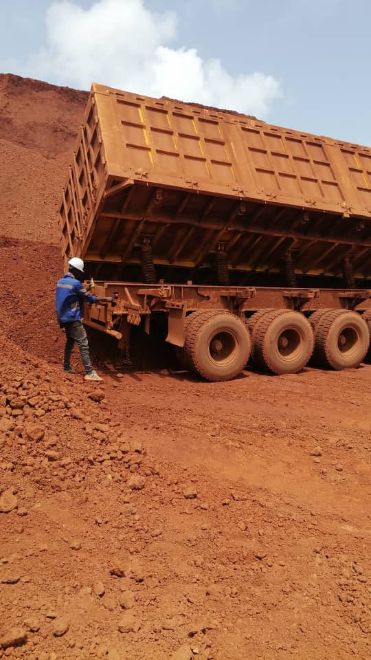 Opération minière — chargement d’un camion